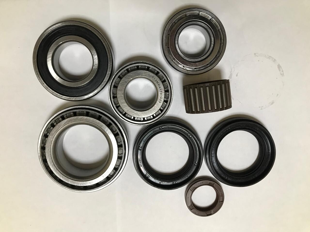 Комплект подшипников и сальников Не Китай для китайского автомобиля Chery Bonus (513mha1701409)